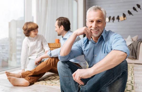 Cheerful elderly man holding his chin — Stock Photo, Image