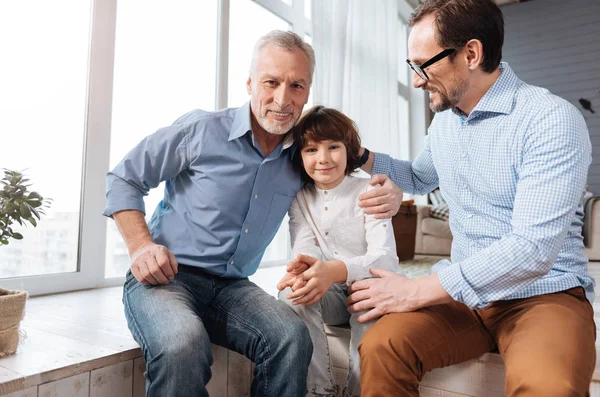 Deliziosa famiglia felice seduta insieme — Foto Stock