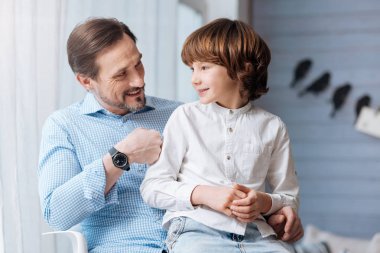 Çok mutlu güzel adam oğluyla oturuyor