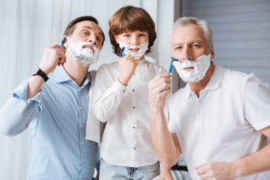 Güzel mutlu aile birlikte tıraş