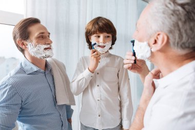 Tıraş olmayı öğrenme güzel genç çocuk