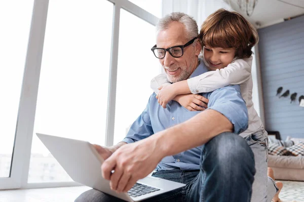 Schöner, fröhlicher Mann mit Laptop — Stockfoto