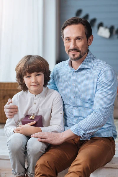 Söt ung pojke håller en närvarande låda — Stockfoto