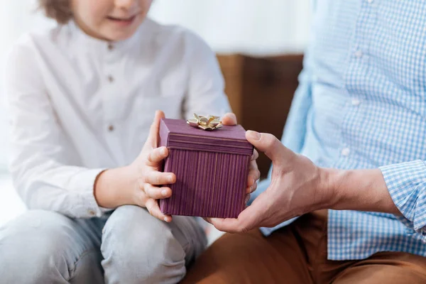 Primer plano de una pequeña caja de regalo púrpura —  Fotos de Stock