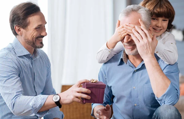 Aardige oudere man met zijn ogen dicht — Stockfoto