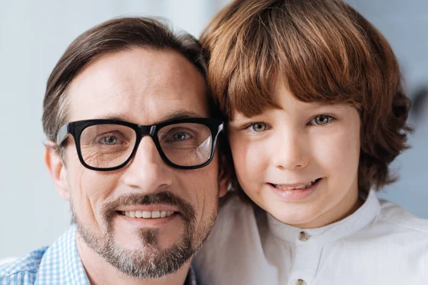 Feliz padre e hijo encantados de pie juntos —  Fotos de Stock