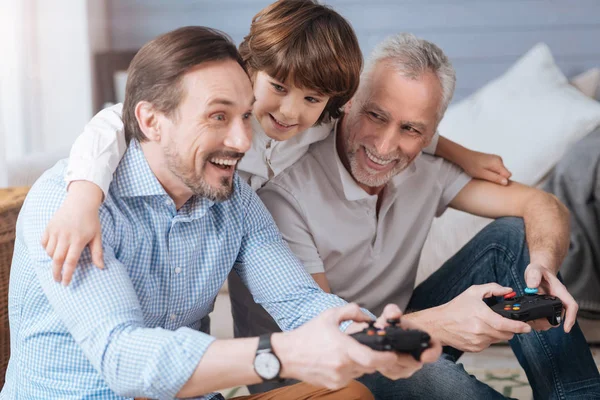 Alegres hombres encantados entreteniéndose — Foto de Stock