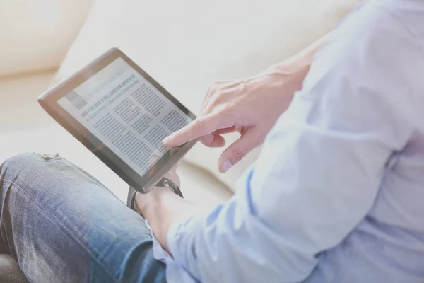 Agradável homem lendo notícias online — Fotografia de Stock