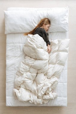 Battaniyenin altında istirahat rahat çocuk