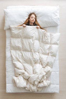 Bir hayal içinde rahat sevimli çocuk kayıp