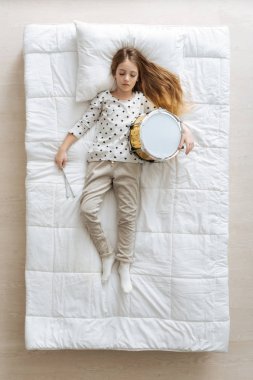 Sevimli küçük davulcu ses uyuyor