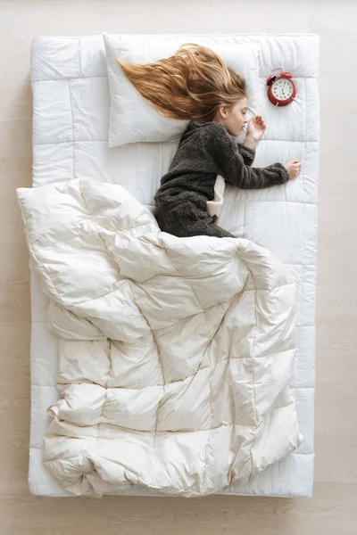 Dítě spí vedle hodin — Stock fotografie