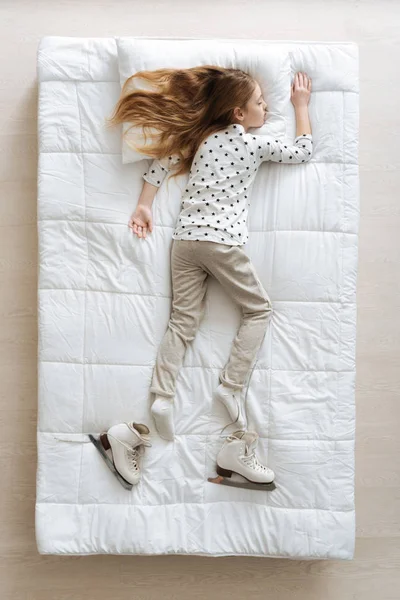 Müdes süßes Kind, das sich ihren Tag ausmalt — Stockfoto