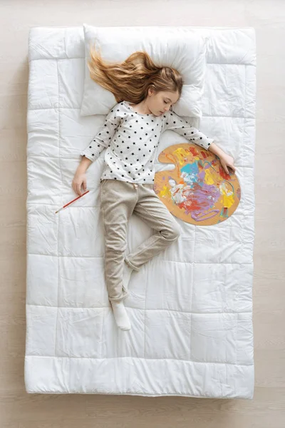 Artista jovem bonito ter uma soneca — Fotografia de Stock