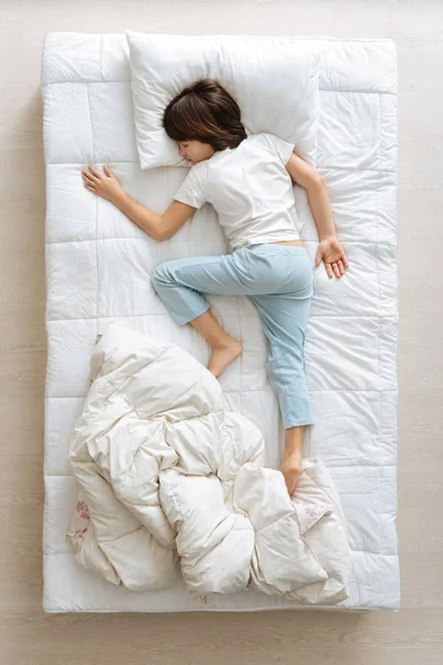Child enjoying morning in bed — Stock Photo, Image