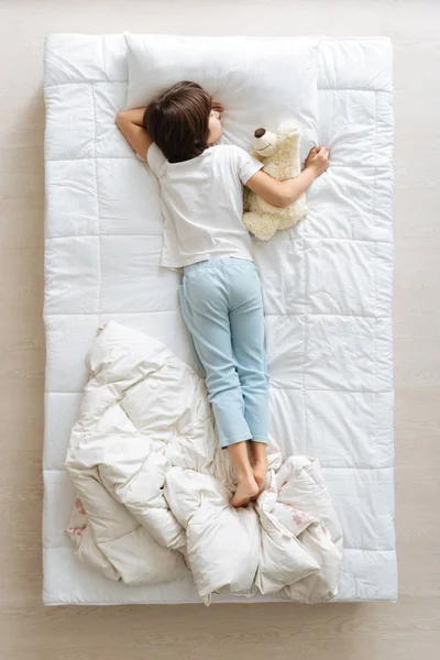 Criança encantadora desfrutando de uma soneca — Fotografia de Stock