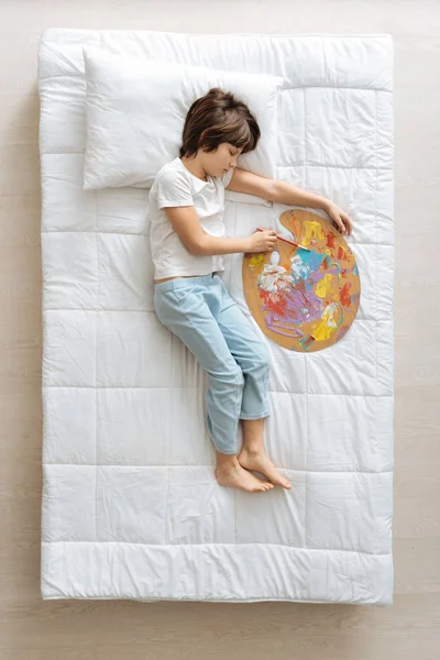 Moe kleine kunstenaar een dutje doen — Stockfoto