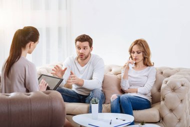 Mendil tutan güzel hüzünlü kadın