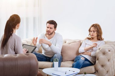 Güzel kadın ağlıyor