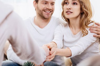 Onun şükran ifade şirin memnun kadın