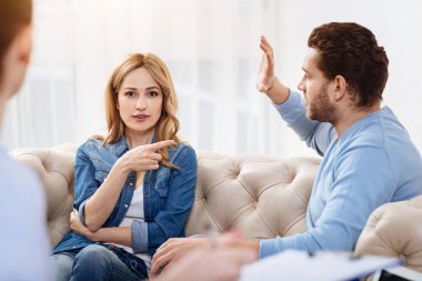 Güzel pozitif kadın kocasını işaret