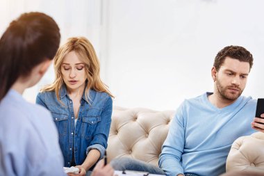 Onun smartphone kullanarak hoş yakışıklı adam