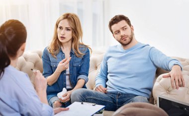 Psikologlar ofisinde oturan güzel sıkılmış adam