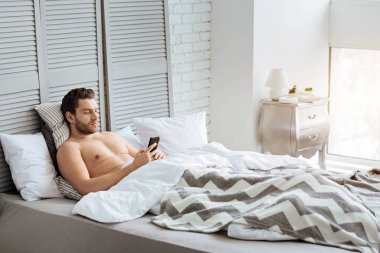 Güzel yakışıklı adam yatağında yatan