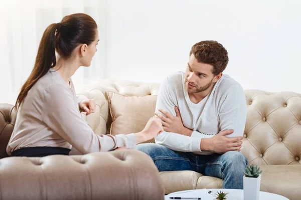 Nettes nettes Paar im Gespräch miteinander — Stockfoto