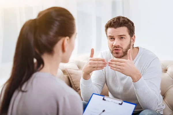 Buen hombre barbudo hablando con el psicólogo. — Foto de Stock