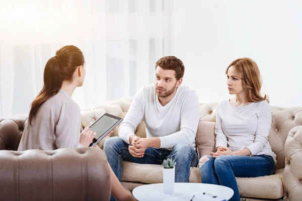 Ongezellig jong koppel een bezoek aan een psycholoog — Stockfoto