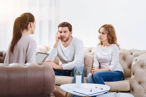 Trieste ongelukkige paar luisteren naar de psycholoog — Stockfoto