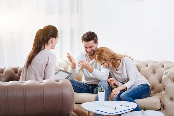 Positieve mooi paar met een psychologische sessie — Stockfoto