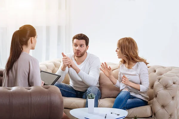 Arrabbiato giovane donna dicendo qualcosa a suo marito — Foto Stock