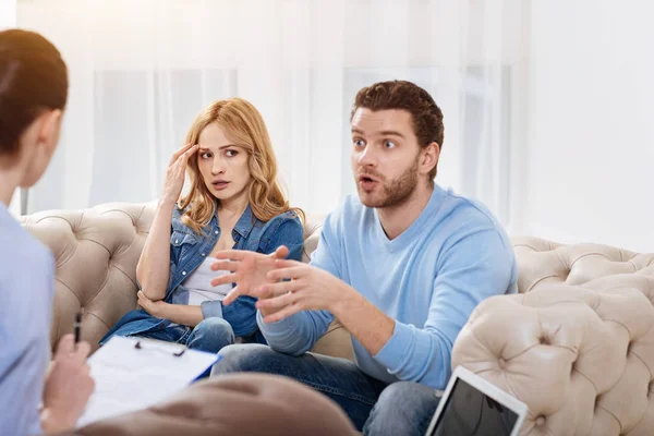 Joven emocional hablando con el psicólogo sobre sus problemas familiares — Foto de Stock