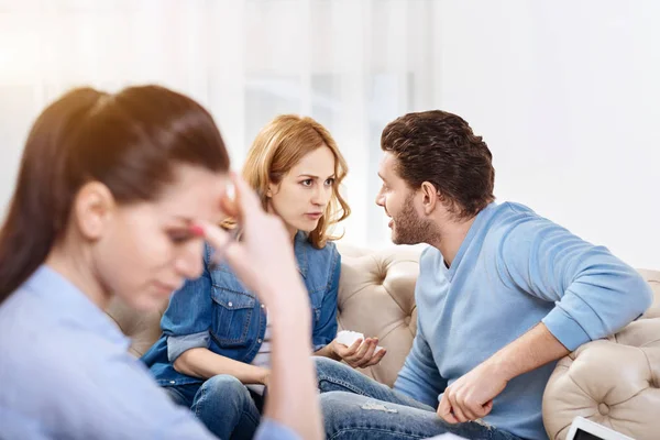 Niza hermosa psicóloga escuchando la pelea de sus clientes — Foto de Stock