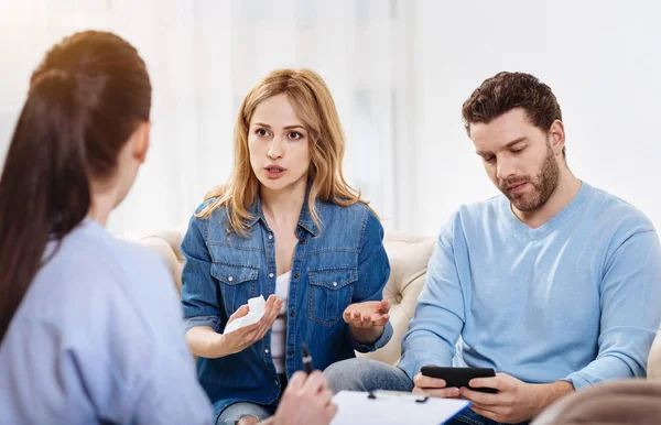 Mujer deprimida triste hablando de sus problemas familiares — Foto de Stock