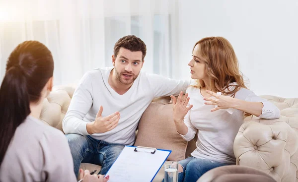 Emotionele ongezellig paar hebben een meningsverschil — Stockfoto