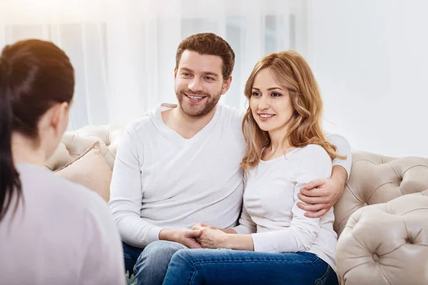 Encantado hombre feliz abrazando a su esposa — Foto de Stock