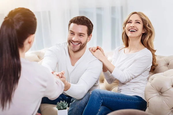 Fröhliches, positives Paar, das dankbar für Hilfe ist — Stockfoto