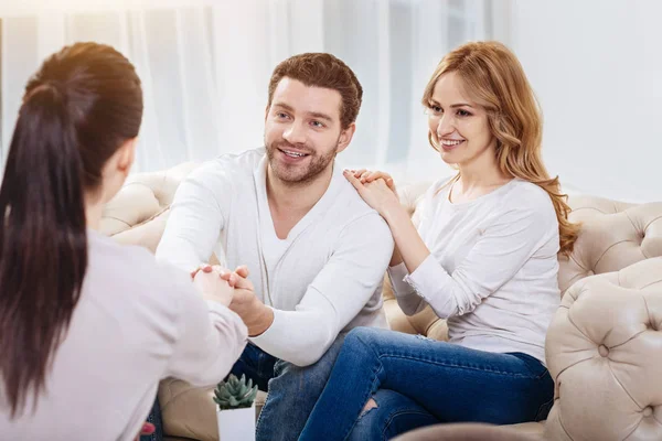 Bonito hombre guapo sosteniendo la mano de los psicólogos — Foto de Stock