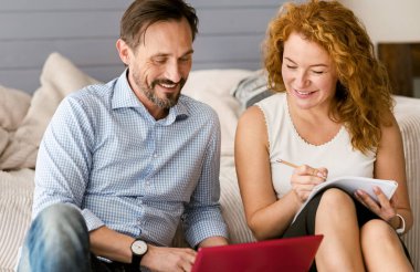 Pozitif çift birlikte evde çalışan gülümseyen