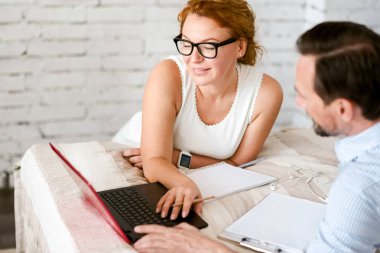 İyi orta yaşlı çift evde projede çalışan