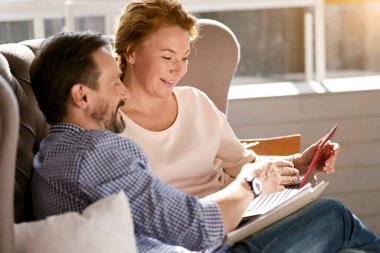 Çift evde dinleniyor.