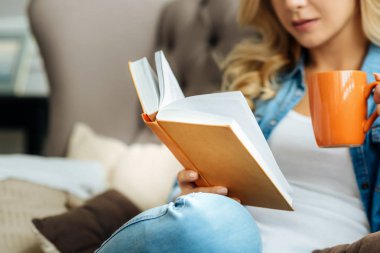 Kitap okuyan genç bir kadın 