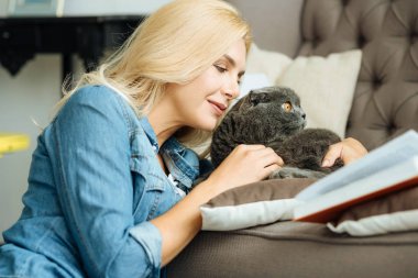 Güzel kadın onu kedi sevişme