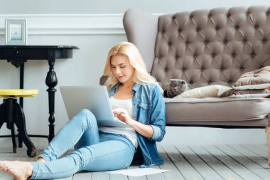 Evde Dizüstü bilgisayar kullanan kadın