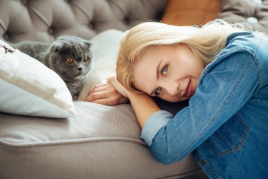 Rahat kadın onu kedi ile poz