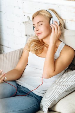 Kadın yatakta müzik dinlemek