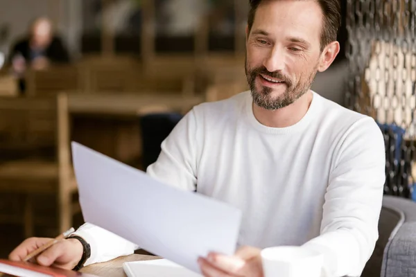 Vrolijke bebaarde man aan het werk in het café — Stockfoto